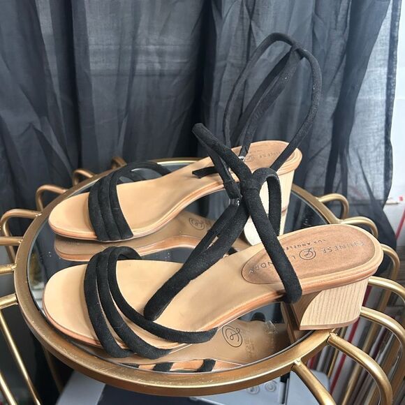 Chinese Laundry Montezuma Strappy Sandals - Picture 2 of 6